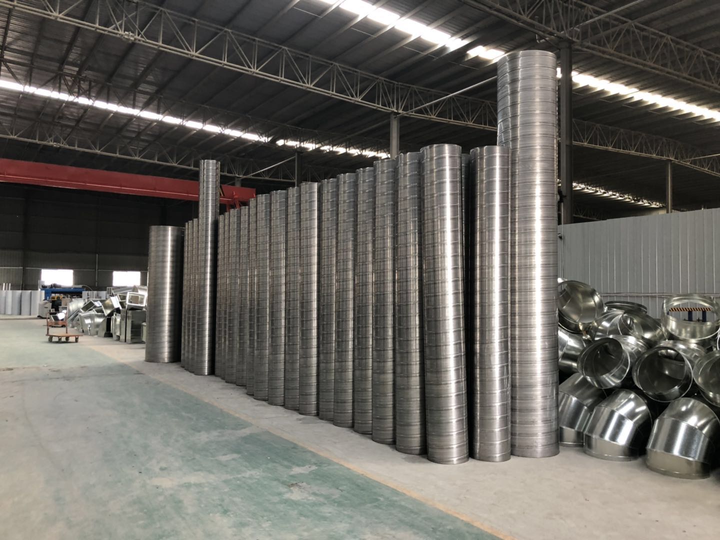 塑料廠(chǎng)防靜電風(fēng)管加工的專(zhuān)業(yè)措施之降溫通風(fēng)工程定制